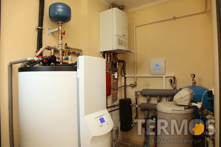 Три плоскі сонячні колектори VFK 135 D, при сонячній активності, забезпечують приготування гарячої води в бівалентному водонагрівачі 350 л.